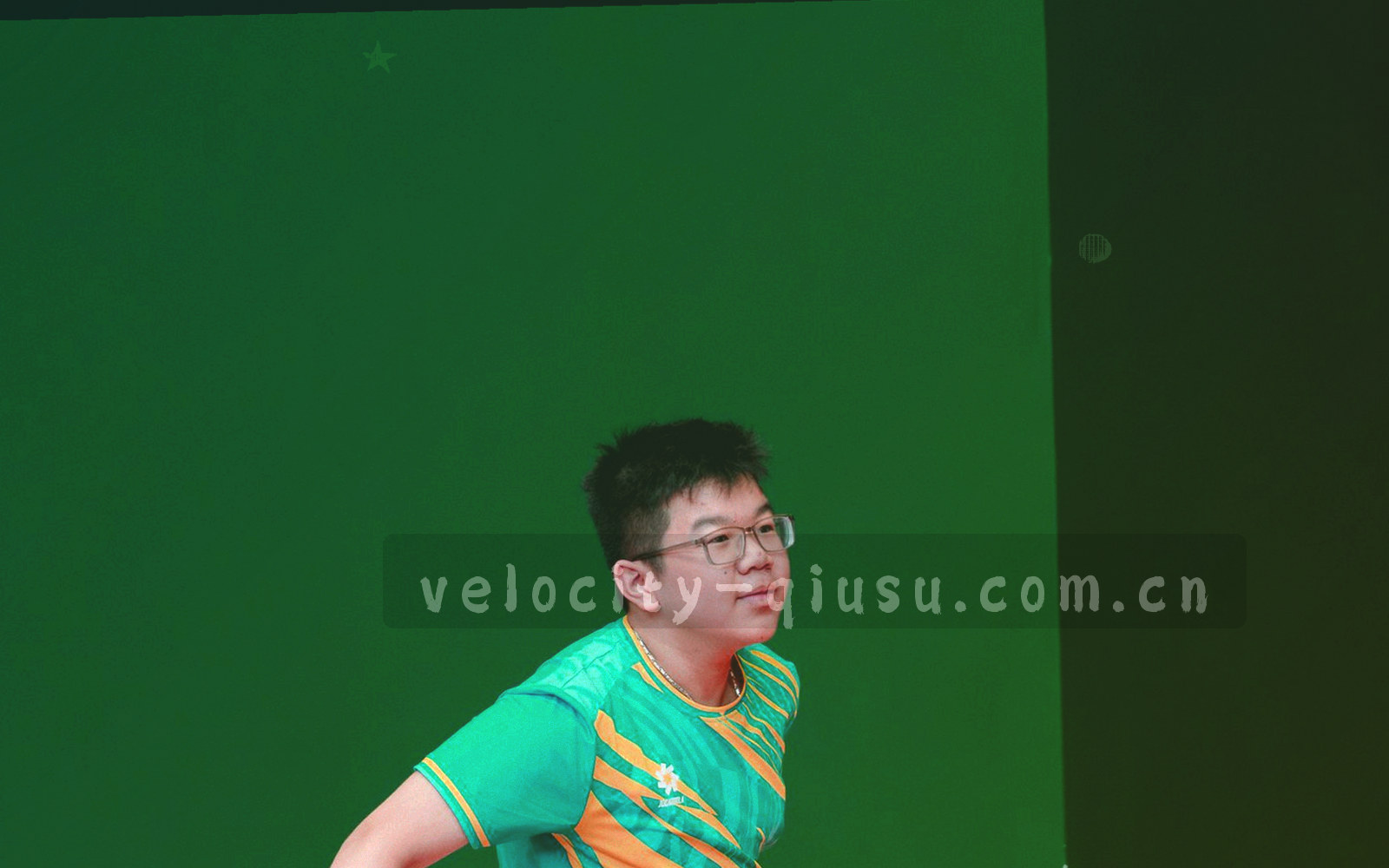 深色数据工位前，多块屏幕同时显示折线与条形图，人物只出现背影和手部